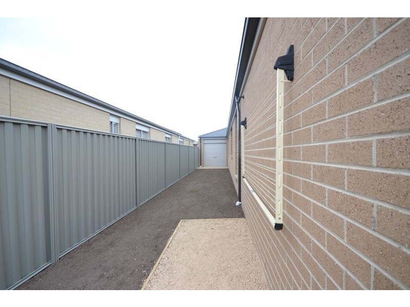 13 Scullin Street, Cranbourne East VIC 3977
