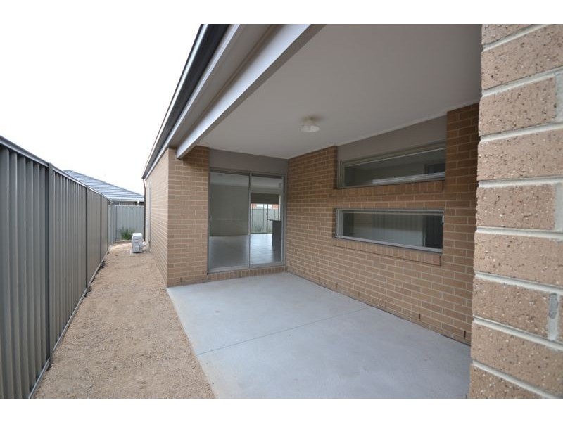 13 Scullin Street, Cranbourne East VIC 3977