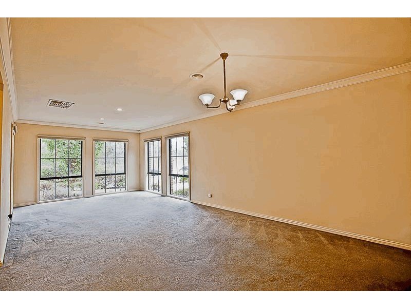 31 Waterside Drive, Cranbourne East VIC 3977