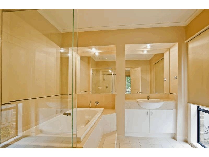 31 Waterside Drive, Cranbourne East VIC 3977