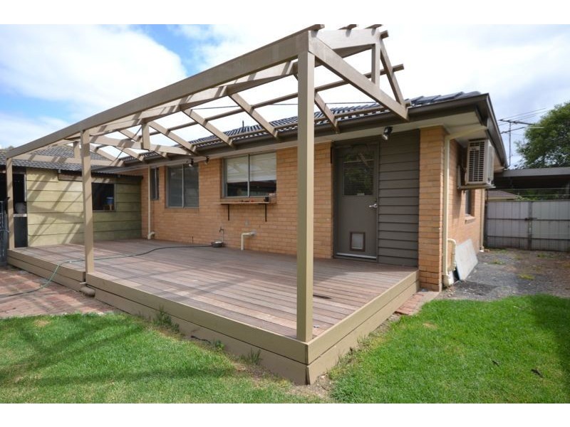 8 Roma Avenue, Cranbourne VIC 3977