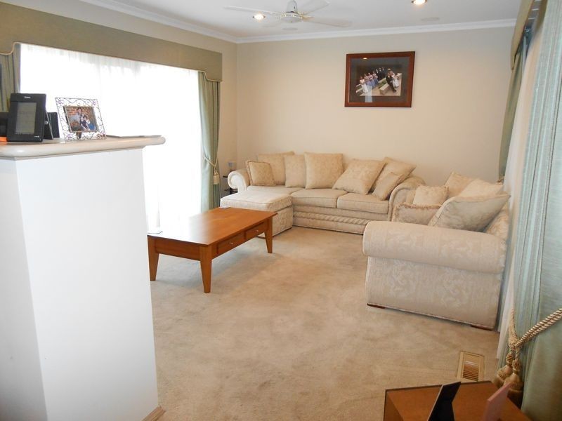 3 Loganberry Close, Cranbourne North VIC 3977