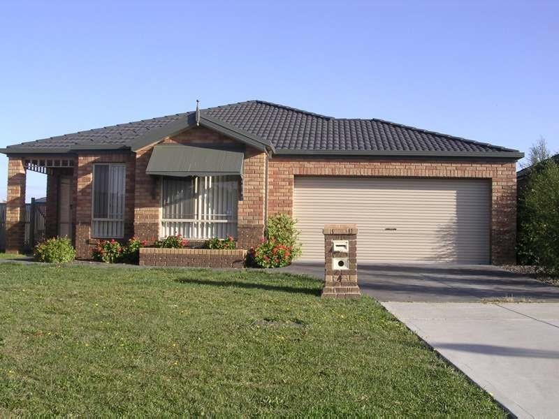 4 Gallop Close, Cranbourne East VIC 3977