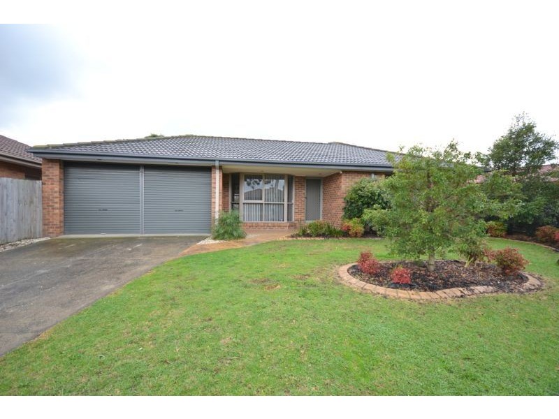 11 Frances Crescent, Cranbourne North VIC 3977