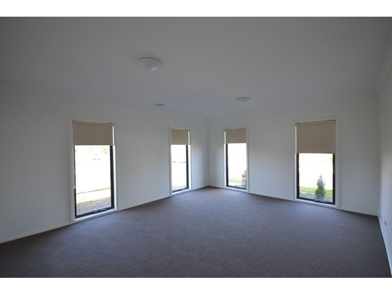 10 Ventasso Street, Clyde North VIC 3978