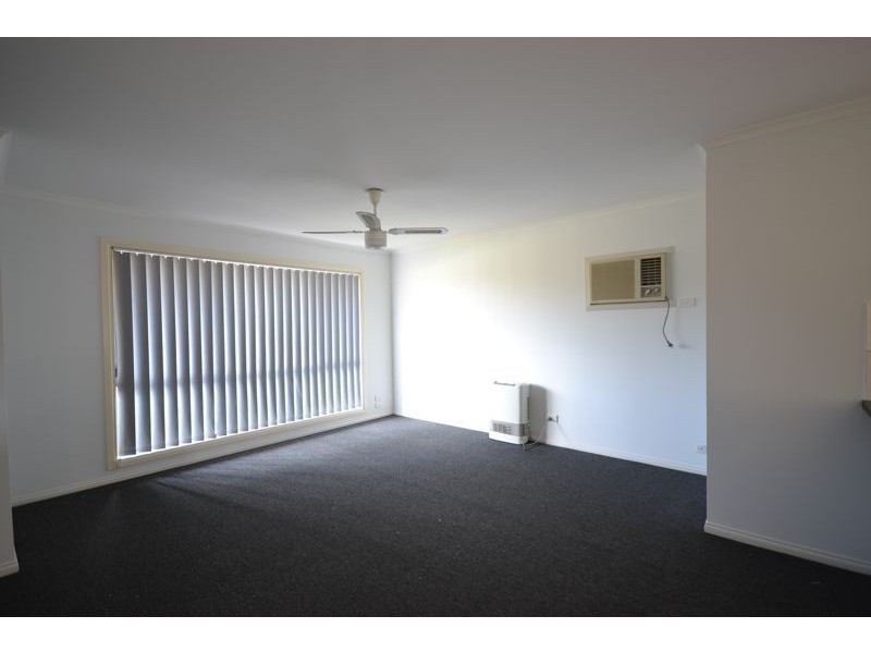 33 Bernborough Avenue, Cranbourne West VIC 3977