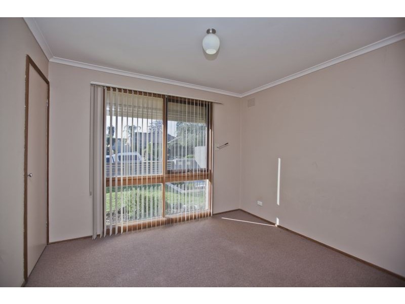 1/2 Evelyne Avenue, Cranbourne VIC 3977