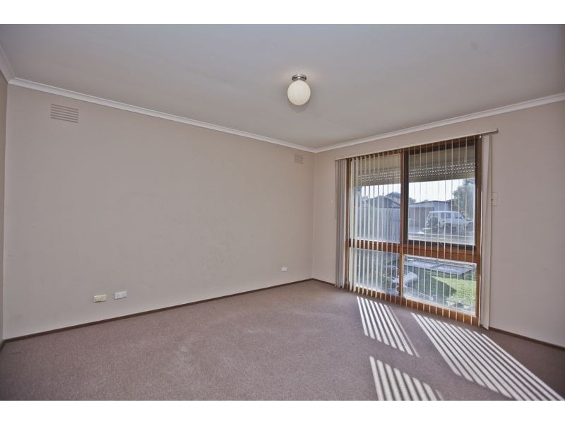 1/2 Evelyne Avenue, Cranbourne VIC 3977