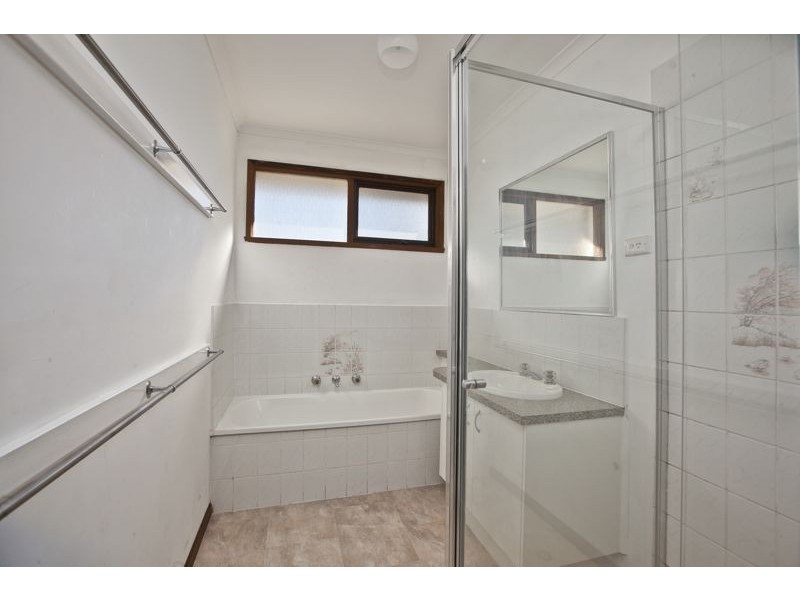 1/2 Evelyne Avenue, Cranbourne VIC 3977