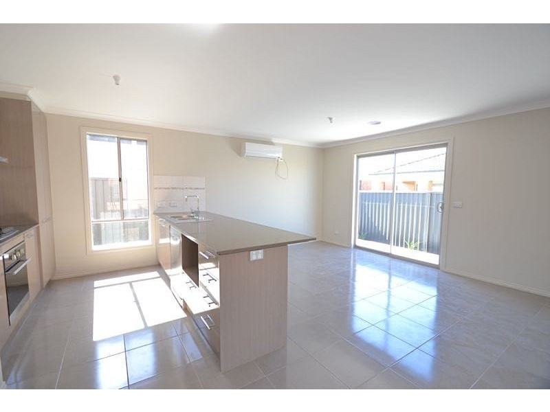 26 Canmore Street, Cranbourne East VIC 3977