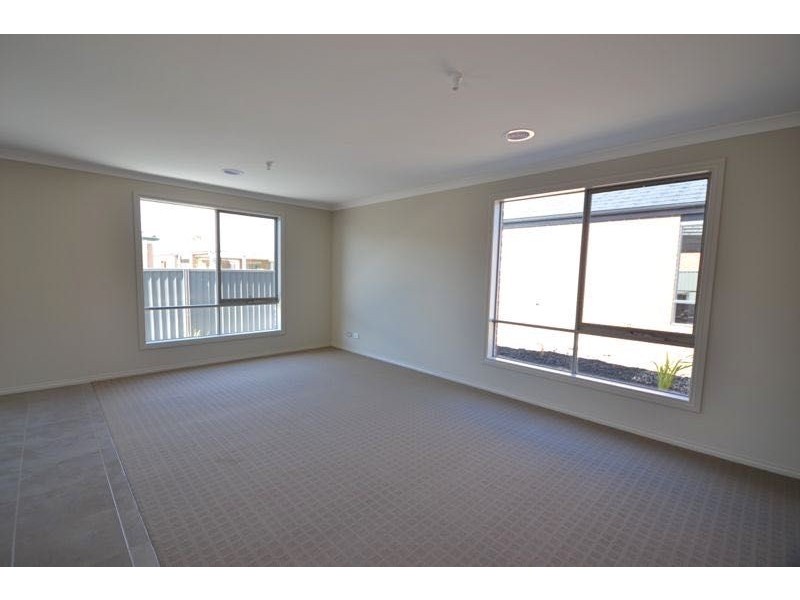 26 Canmore Street, Cranbourne East VIC 3977