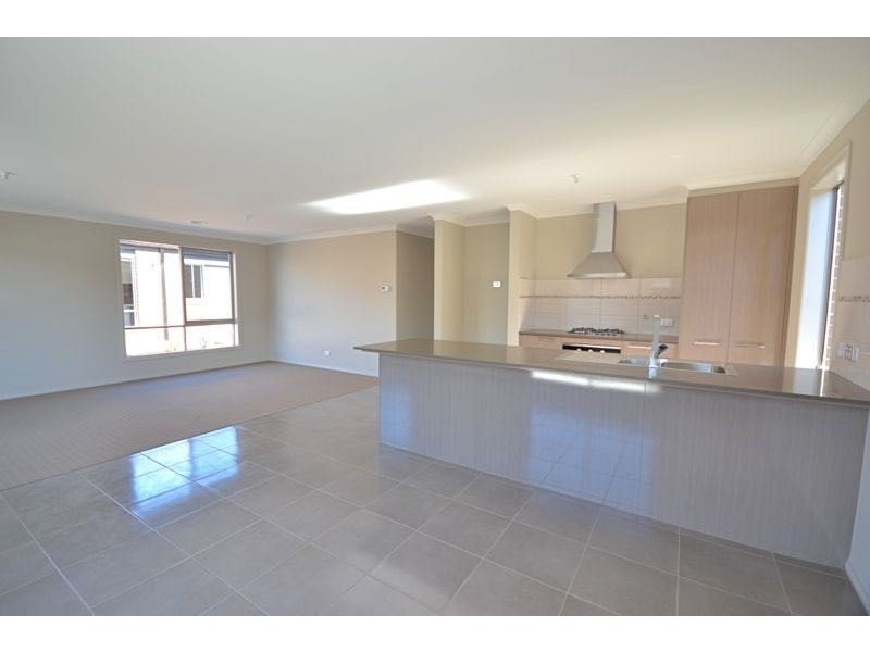 26 Canmore Street, Cranbourne East VIC 3977
