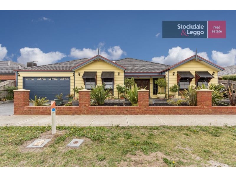 33 Dunferline Crescent, Cranbourne VIC 3977