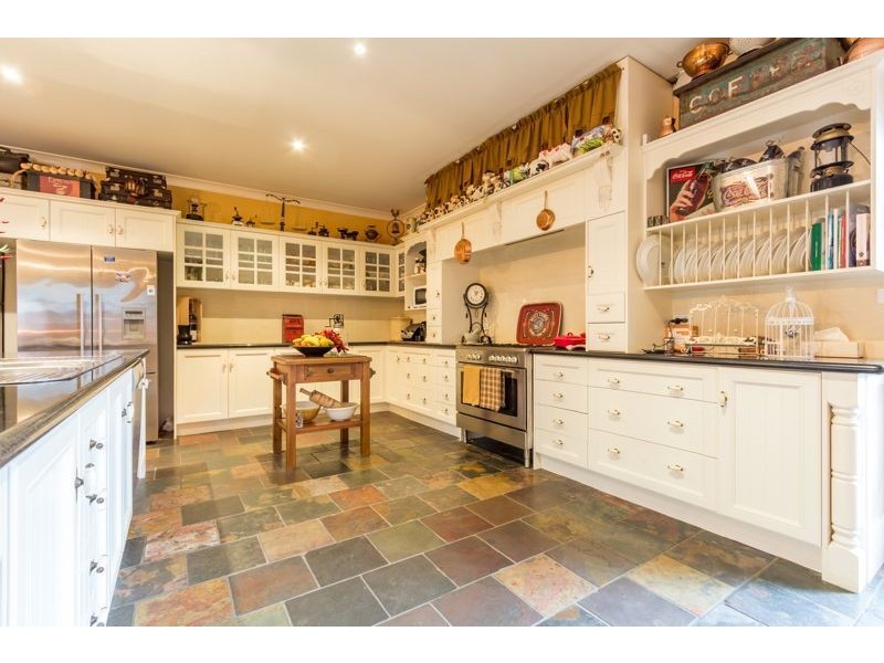 33 Dunferline Crescent, Cranbourne VIC 3977