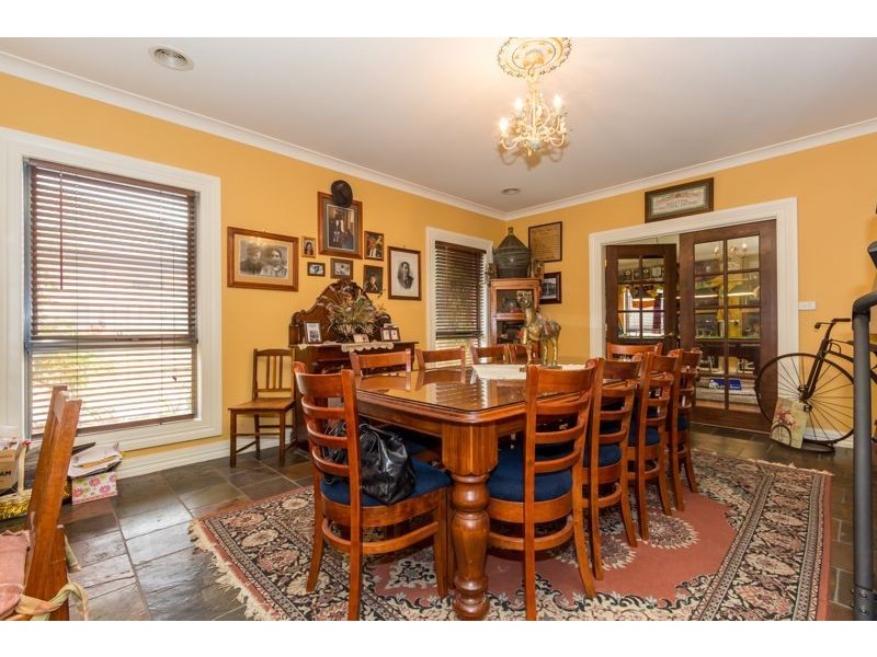 33 Dunferline Crescent, Cranbourne VIC 3977