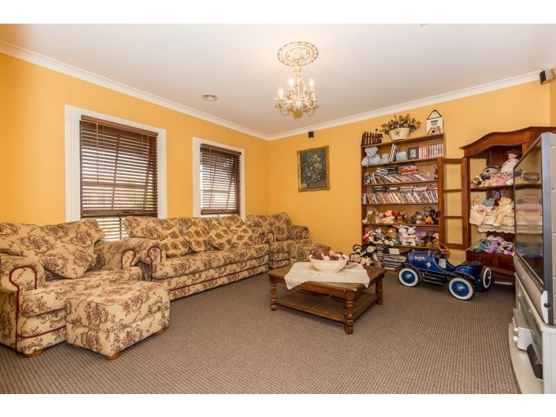33 Dunferline Crescent, Cranbourne VIC 3977