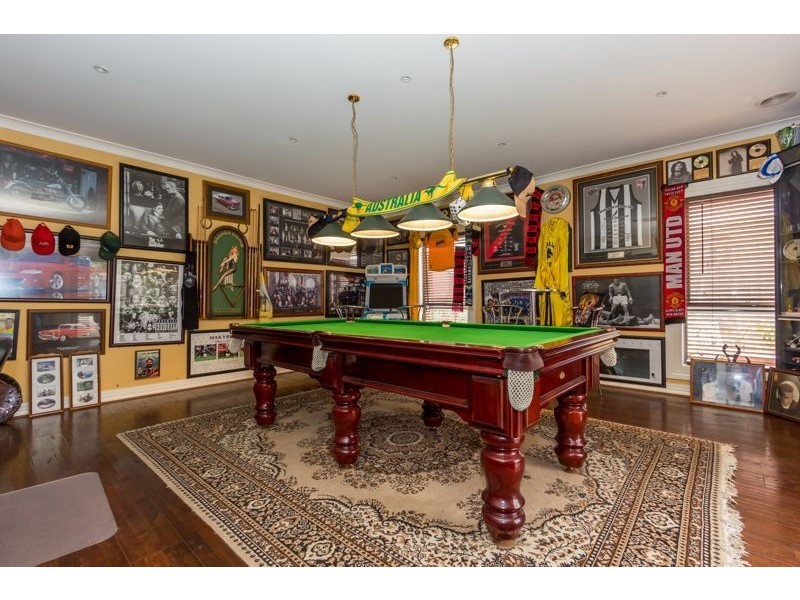 33 Dunferline Crescent, Cranbourne VIC 3977