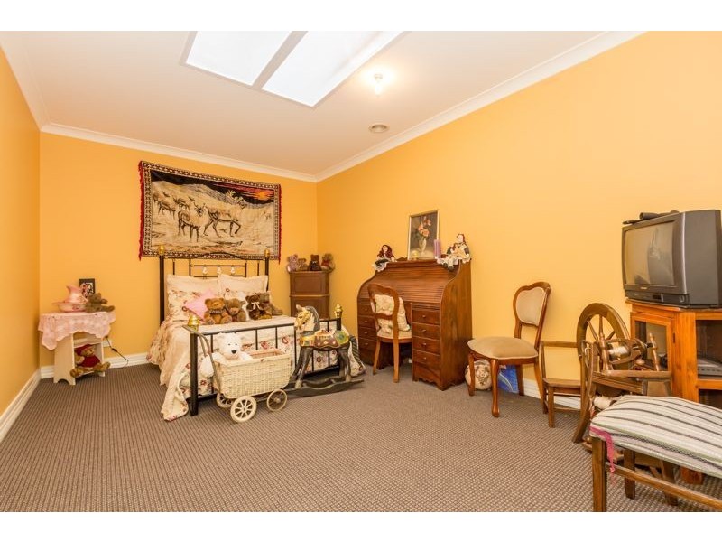 33 Dunferline Crescent, Cranbourne VIC 3977