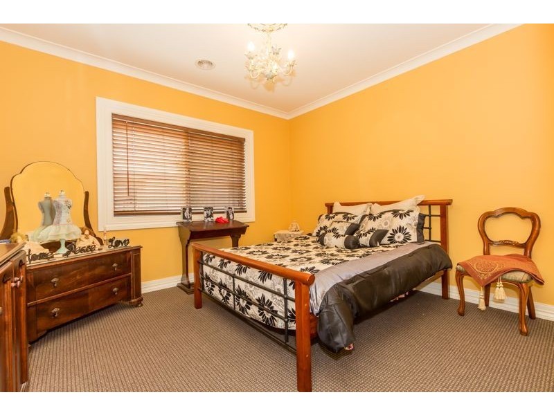 33 Dunferline Crescent, Cranbourne VIC 3977