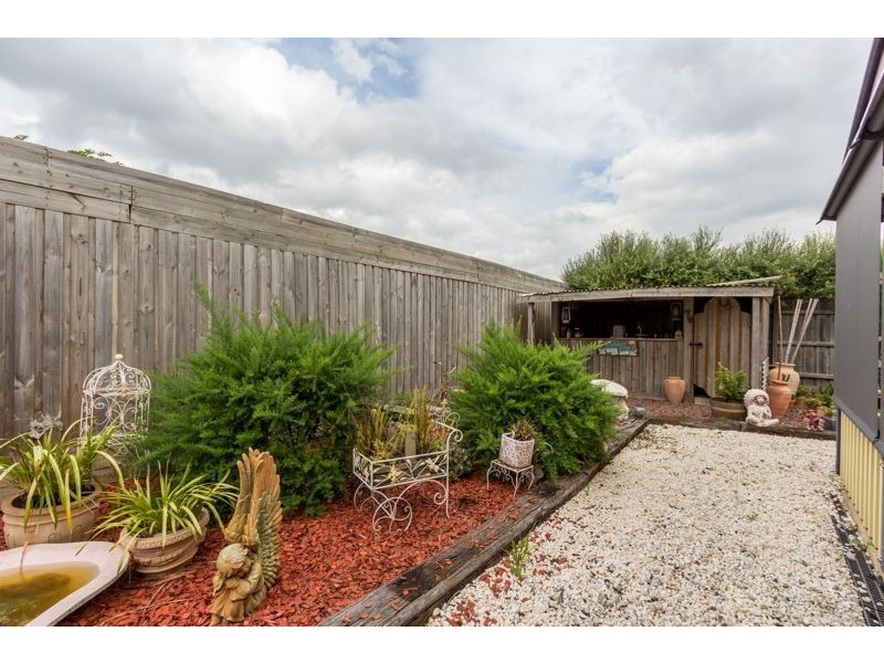 33 Dunferline Crescent, Cranbourne VIC 3977