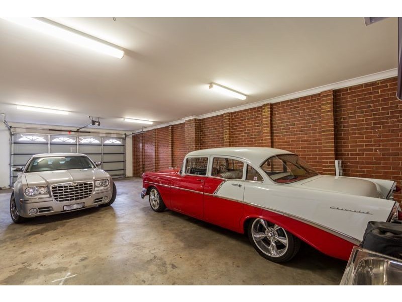 33 Dunferline Crescent, Cranbourne VIC 3977