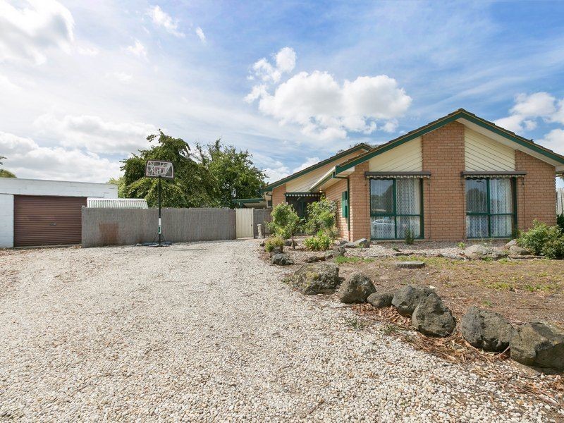 2 Bass Court, Cranbourne North VIC 3977