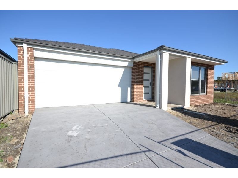 123 Scotsdale Drive, Cranbourne East VIC 3977