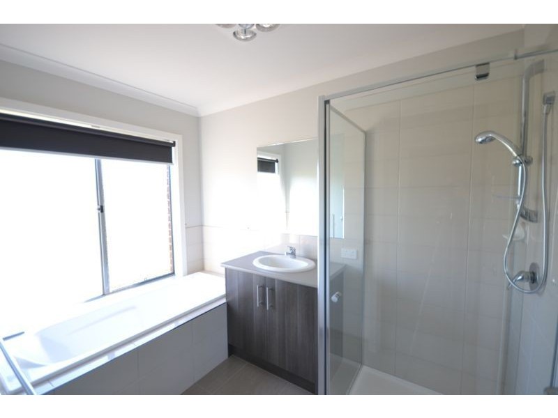 123 Scotsdale Drive, Cranbourne East VIC 3977