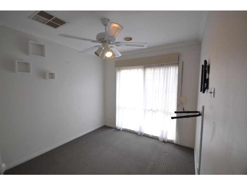 12 Bates Street, Cranbourne West VIC 3977