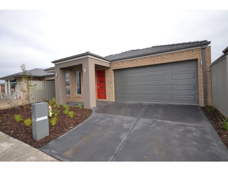 20 Scullin Street, Cranbourne East VIC 3977