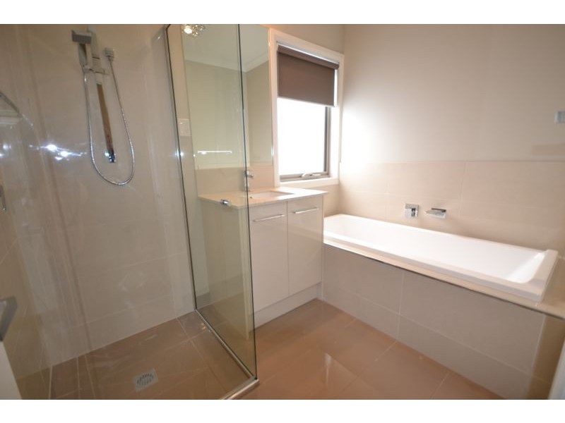 20 Scullin Street, Cranbourne East VIC 3977