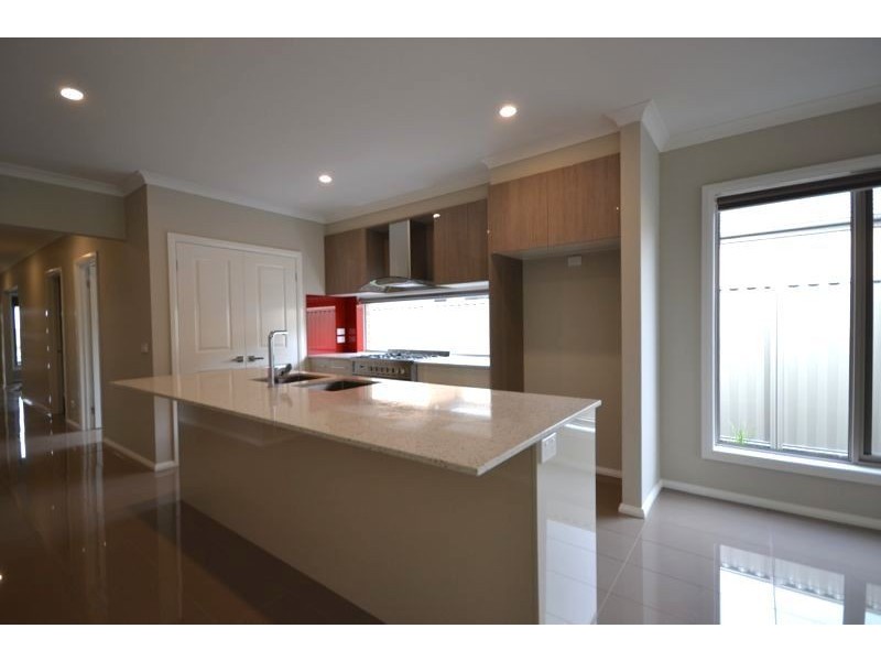 20 Scullin Street, Cranbourne East VIC 3977