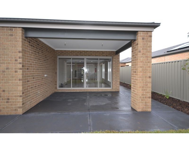 20 Scullin Street, Cranbourne East VIC 3977