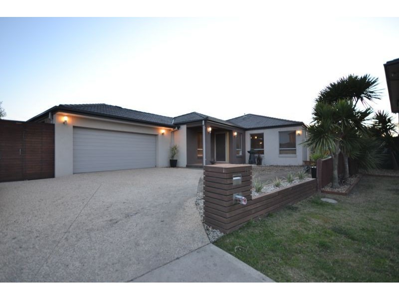 13 Lia Amie Place, Berwick VIC 3806