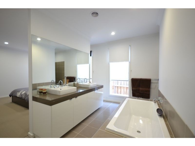 13 Lia Amie Place, Berwick VIC 3806