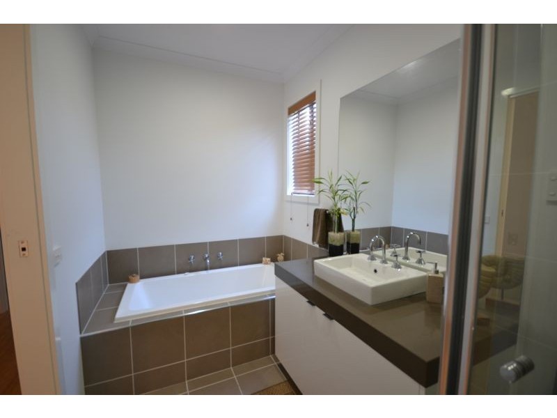 13 Lia Amie Place, Berwick VIC 3806