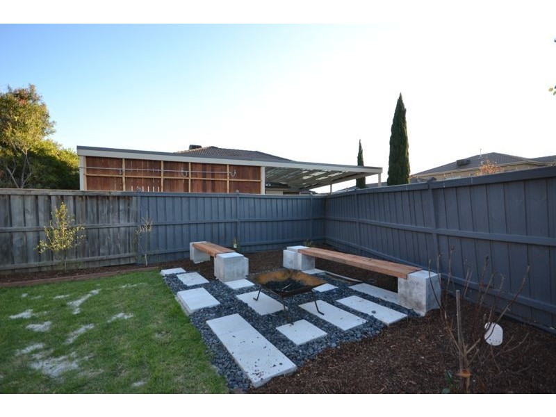 13 Lia Amie Place, Berwick VIC 3806