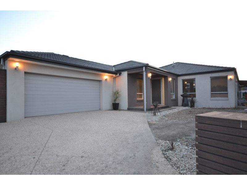 13 Lia Amie Place, Berwick VIC 3806