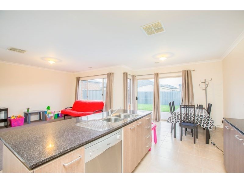 7 Gladiolus Circuit, Cranbourne North VIC 3977