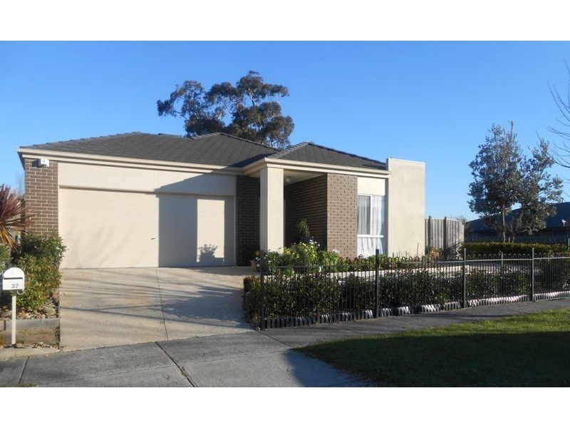 37 GOLDEN GROVE, Narre Warren South VIC 3805