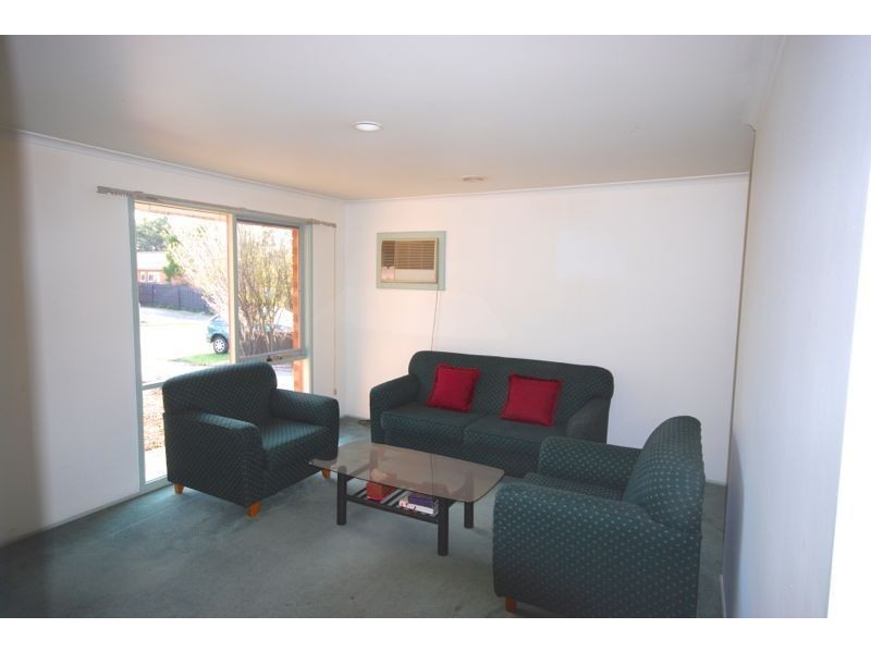 33 Broome Crescent, Cranbourne North VIC 3977