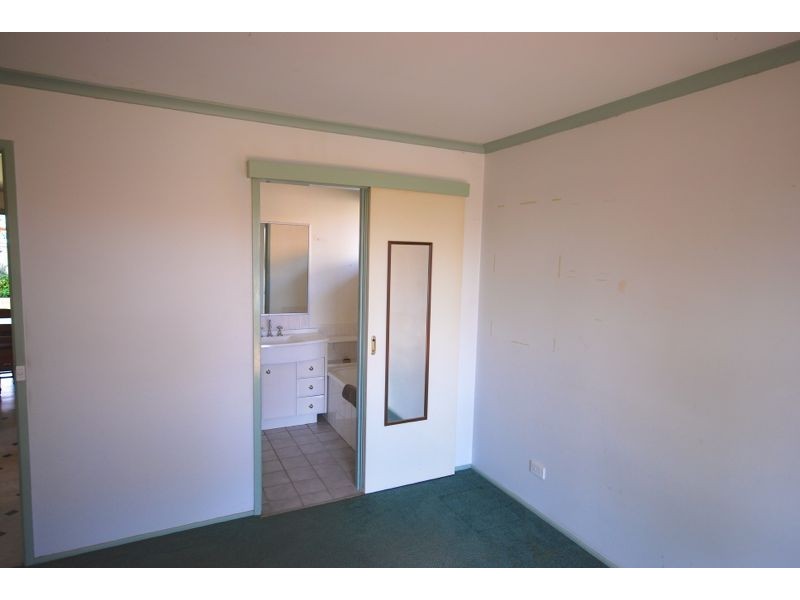 33 Broome Crescent, Cranbourne North VIC 3977