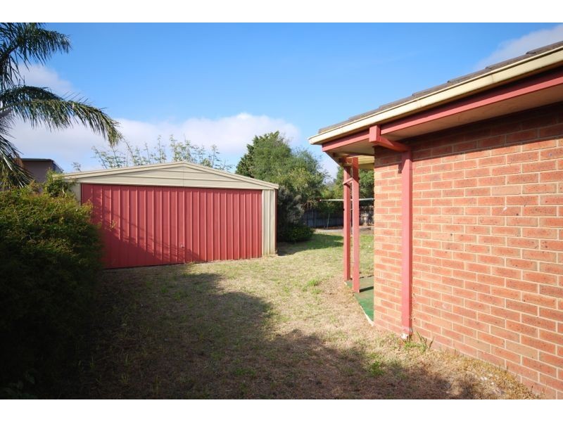 33 Broome Crescent, Cranbourne North VIC 3977