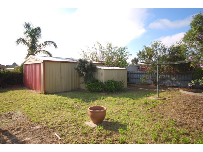 33 Broome Crescent, Cranbourne North VIC 3977