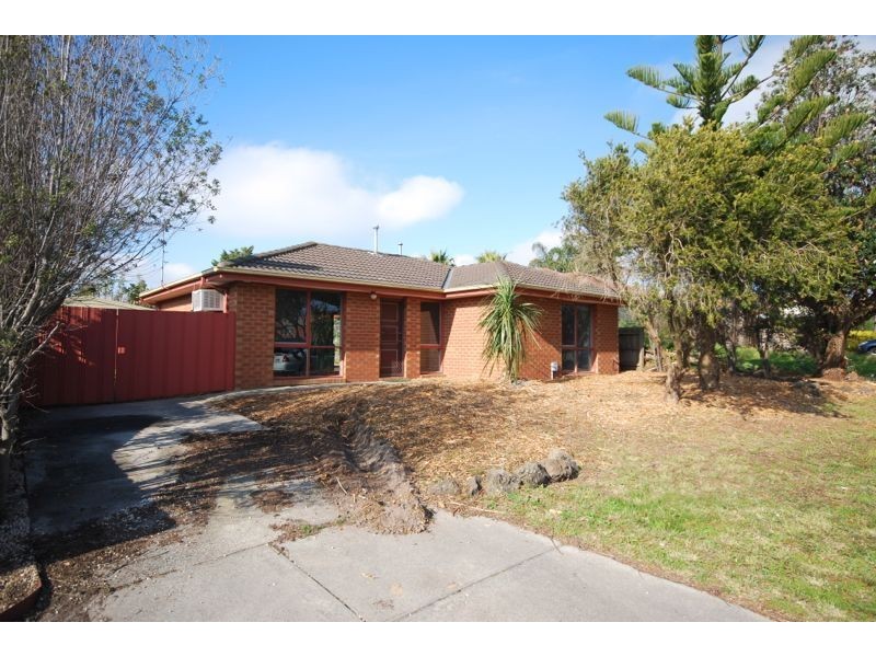 33 Broome Crescent, Cranbourne North VIC 3977