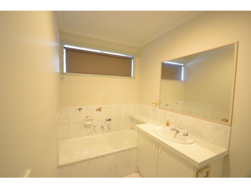12 Raffindale Crescent, Cranbourne West VIC 3977