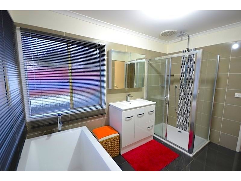 56 Hutchinson Drive, Lynbrook VIC 3975