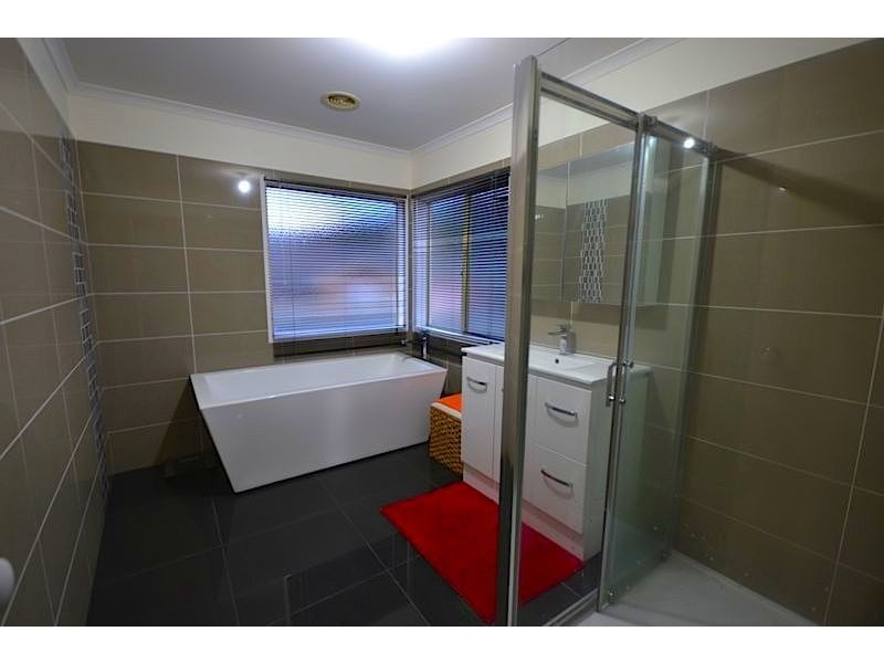 56 Hutchinson Drive, Lynbrook VIC 3975