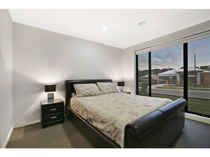 51 Crepe Avenue, Cranbourne West VIC 3977