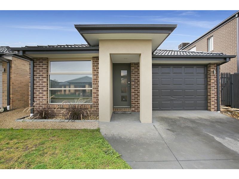 17 Crowe Avenue, Cranbourne West VIC 3977